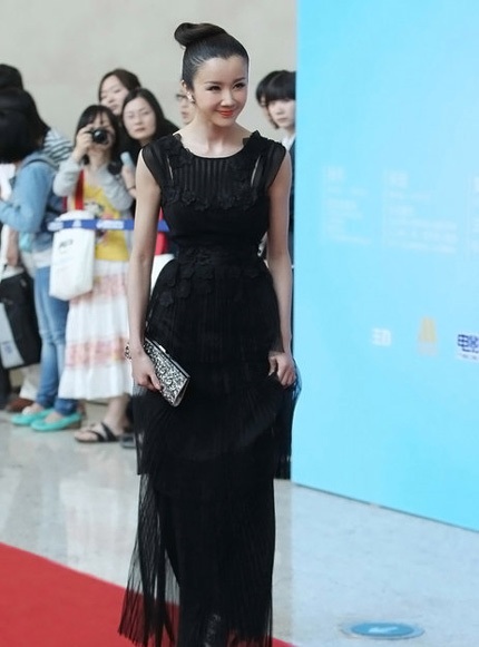 “Mỹ nhân tụt váy” Tôn Phi Phi: Kín trước, hở sau