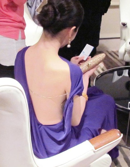 “Mỹ nhân tụt váy” Tôn Phi Phi: Kín trước, hở sau