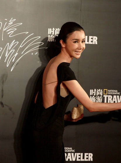 “Mỹ nhân tụt váy” Tôn Phi Phi: Kín trước, hở sau