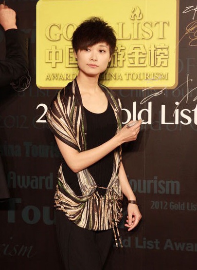 “Mỹ nhân tụt váy” Tôn Phi Phi: Kín trước, hở sau