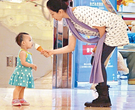 Niềm hạnh phúc của các sao Hoa ngữ trong Ngày của Mẹ