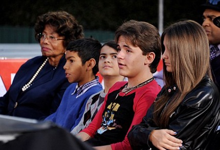 Mẹ của Michael Jackson mất tích - 1 Bà Katherine Jackson (ngoài cùng bên trái) cùng các con của ngôi sao quá cố.