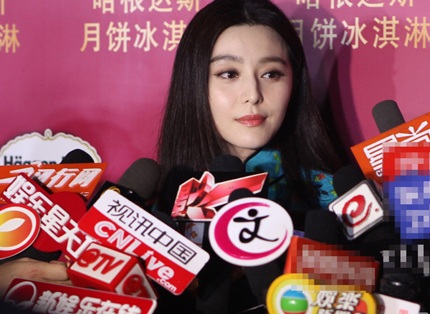 Báo giới rất quan tâm tới nữ diễn viên họ Phạm.