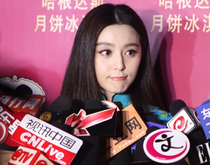 Báo giới rất quan tâm tới nữ diễn viên họ Phạm.