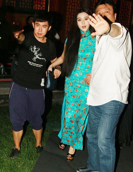 Nữ diễn viên xinh đẹp phải khá khó khăn khi muốn rời khỏi sự kiện.