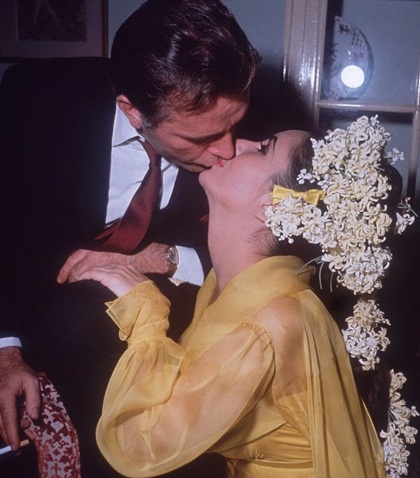 Cặp tình nhân vàng của Hollywood hạnh phúc trong ngày làm đám cưới đầu tiên.