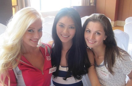 Hoa hậu Vu Văn Hà khá hòa đồng với các thí sinh nước khác.