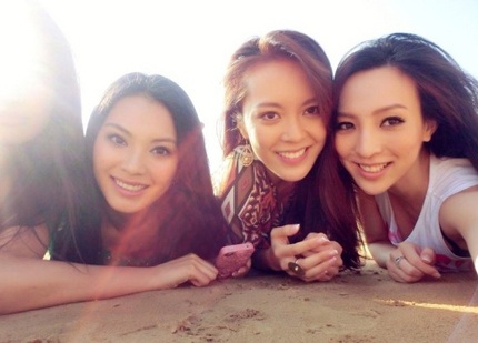 Hoa hậu Vu Văn Hà khá hòa đồng với các thí sinh nước khác.