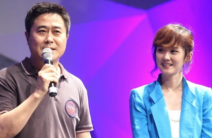 Nữ diễn viên xứ Hàn thể hiện một ca khúc mới bằng tiếng Trung trong buổi họp báo.