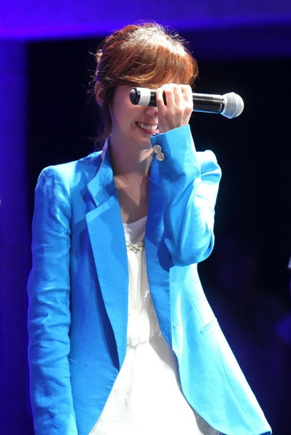 Jang Nara tươi rói khi trở lại Trung Quốc