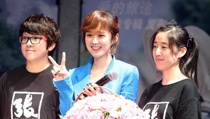 Nữ diễn viên xứ Hàn thể hiện một ca khúc mới bằng tiếng Trung trong buổi họp báo.