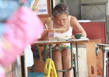Bi kịch của một "đại mỹ nhân" xứ hương cảng - 2 Lam Khiết Anh ăn uống tại một quán vỉa hè, ngày 21/8.