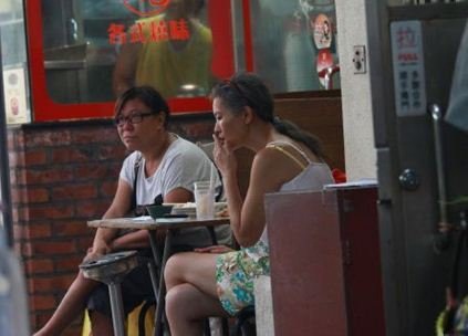 Bi kịch của một "đại mỹ nhân" xứ hương cảng - 5 Lâm Khiết Anh nghiện thuốc lá nặng.