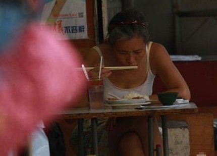 Bi kịch của một "đại mỹ nhân" xứ hương cảng - 4 Lam Khiết Anh ăn uống tại một quán vỉa hè, ngày 21/8.
