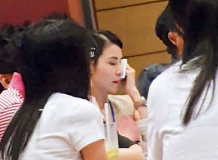 Bạn gái đá Trịnh Y Kiện vì "không chịu lớn" - 3 Mông Gia Tuệ rơi nước mắt trong buổi trò chuyện với một đồng nghiệp.