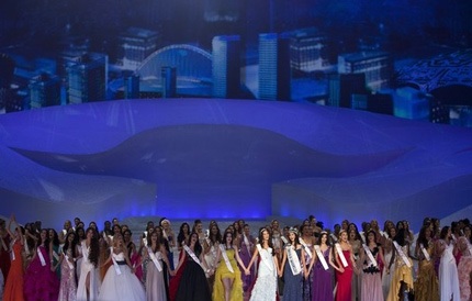 Các người đẹp cùng nắm tay nhau thể hiện một ca khúc chung trong đêm chung kết.