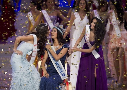 Á hậu 1 chúc mừng tân hoa hậu bằng một nụ hôn.