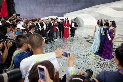 Ba cô gái đẹp trong vòng vây của báo giới cũng như người hâm mộ.