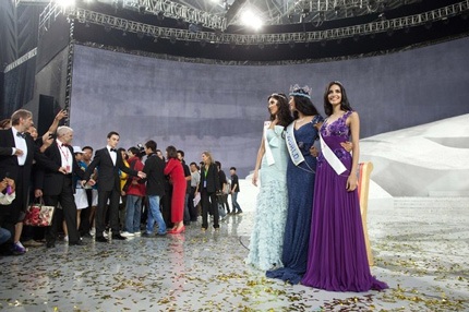 Ba cô gái đẹp trong vòng vây của báo giới cũng như người hâm mộ.