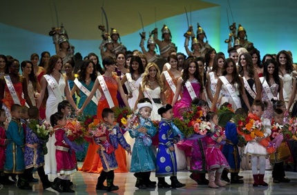 Các người đẹp cùng nắm tay nhau thể hiện một ca khúc chung trong đêm chung kết.