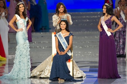 Hoa hậu Thế giới 2011 Ivian Sarcos chuyển giao vươn miện cho tân hoa hậu.