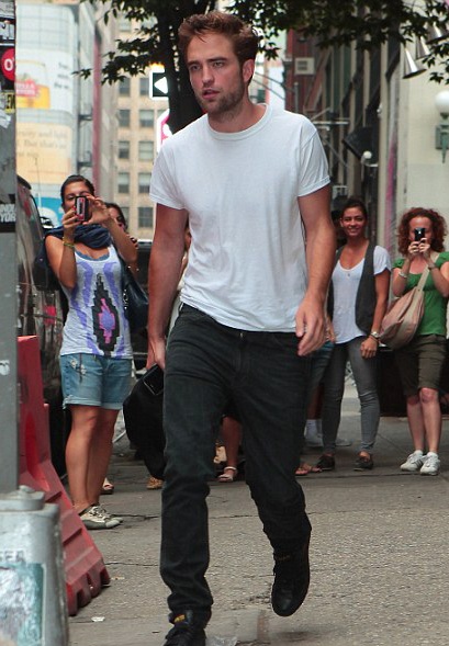 Robert Pattinson xuất hiện trên đường phố New York, ngày hôm nay 15/8.
