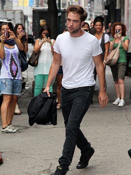 Rất nhiều fan nữ nhận ra Robert nhưng anh không bận tâm.