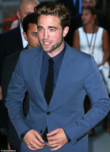 Robert vẫn cố gắng mỉm cười.