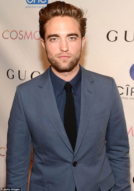 Robert vẫn cố gắng mỉm cười.