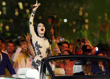 Jessi J còn mang lên sân khấu một bộ trang phục màu nude ôm sát ấn tượng không kém.