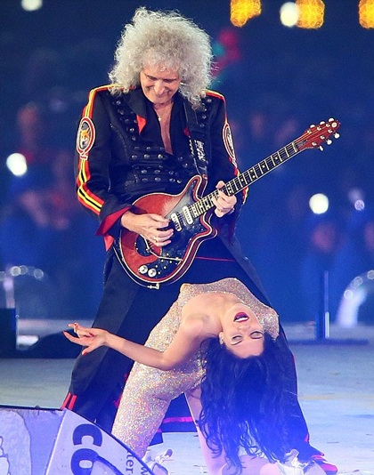 Nữ ca sĩ 24 tuổi phiêu theo tiếng nhạc.