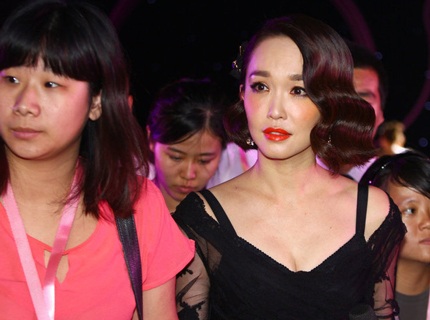 Nữ diễn viên Singapore Phạm Văn Phương (41 tuổi) cũng gợi cảm không kén với váy ren.