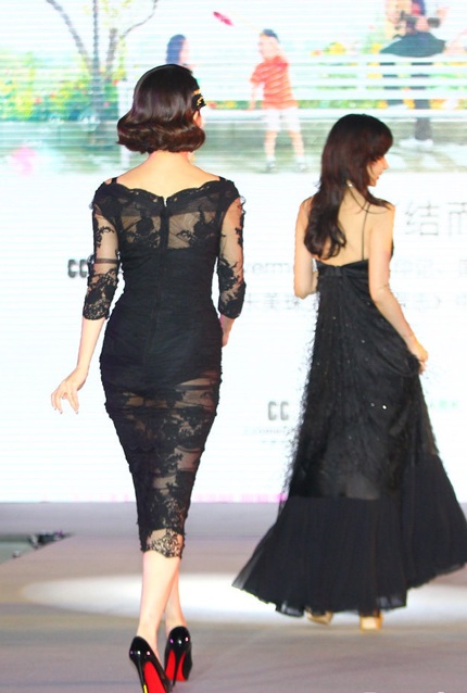 Nữ diễn viên Singapore Phạm Văn Phương (41 tuổi) cũng gợi cảm không kén với váy ren.