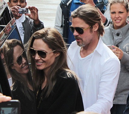 Cả Angelina và Brad trông rất hạnh phúc khi ngày tổ chức lễ cưới của họ đang tới gần.