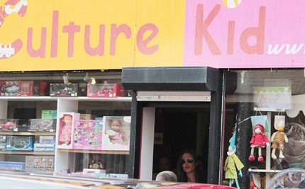 Brangelina đưa các con đi mua sắm tại một cửa hàng đồ chơi nhỏ ở miền nam nước Pháp.