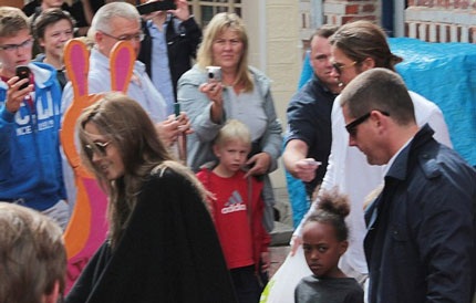 Sự xuất hiện của Angelina và Brad khiến khách qua đường cũng rất quan tâm.