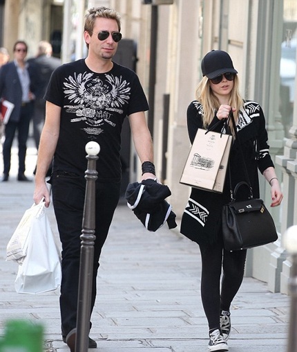 Avril Lavigne được cầu hôn bằng nhẫn kim cương 14 cara - 3 Cặp đôi này được bạn bè mô tả là một cặp trời sinh.