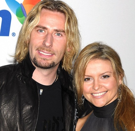 Avril Lavigne được cầu hôn bằng nhẫn kim cương 14 cara - 5 Cặp đôi này được bạn bè mô tả là một cặp trời sinh.