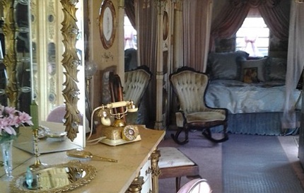 Mẩu tàn thuốc lã vương vãi khắp mọi nơi.