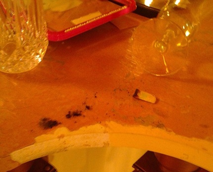 Mẩu tàn thuốc lã vương vãi khắp mọi nơi.