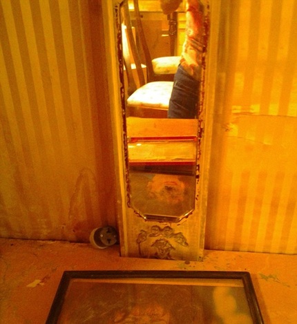 Bức chân dung của Elizabeth Taylor bị bôi bẩn.