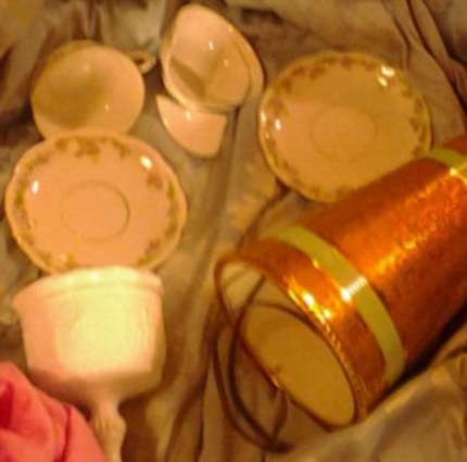 Bát đĩa vỡ và xếp lộn xộn khắp mọi nơi trong nhà.