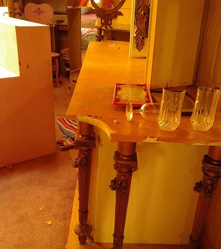 Chủ nhân hiện tại của căn hộ này rất đau lòng trước tình trạng hiện tại của căn hộ.