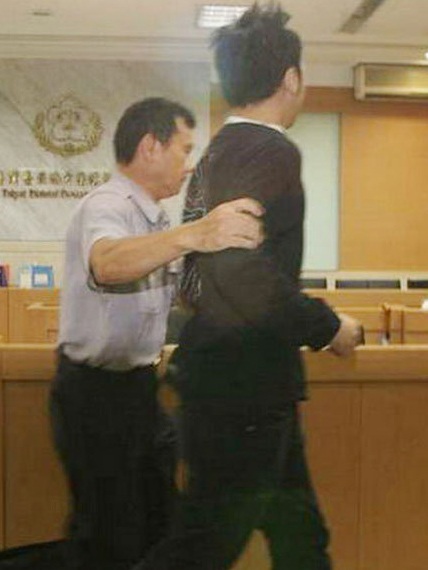 “Thiếu gia” lộ ảnh “nóng” bất ngờ ra đầu thú - 1 Thiếu gia họ Lý đã quyết định ra đầu thú sau hơn một tuần bị cảnh sát truy đuổi.