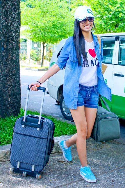 Thí sinh Next Top Mode “bị” tịch thu thiết bị điện tử - 8 Các cô gái trẻ hào hứng với cuộc hành trình nhiều bất ngờ phía trước.