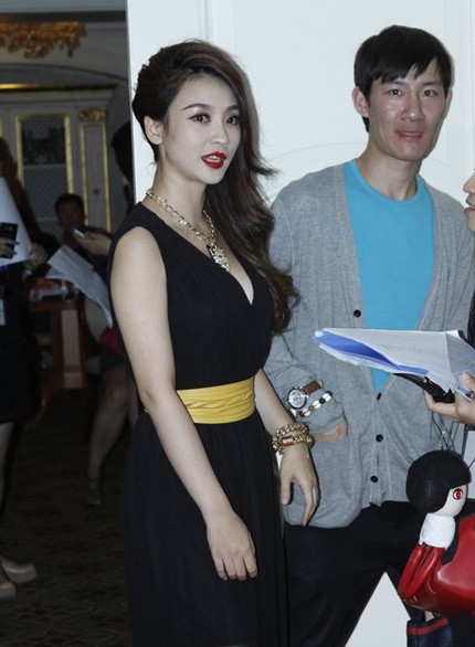 Cô thay đổi kiểu tóc và tô son đỏ rất gợi cảm.