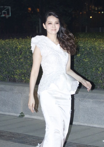 Nữ diễn viên Y Năng Tịnh xinh đẹp và trẻ trung so với tuổi 41.