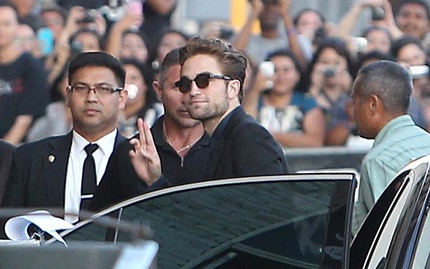 Robert Pattinson bảnh bao tới trả lời phỏng vấn, ngày 22/8.