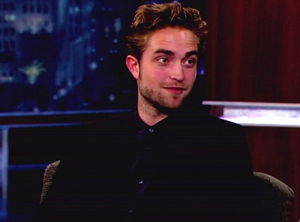 Nam diễn viên 26 tuổi cố gắng tỏ ra vui vẻ và mỉm cười thật nhiều trong suốt buổi phỏng vấn.