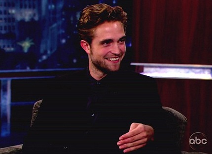 Nam diễn viên 26 tuổi cố gắng tỏ ra vui vẻ và mỉm cười thật nhiều trong suốt buổi phỏng vấn.